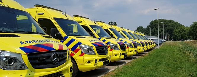 Een rij van geparkeerde ambulances