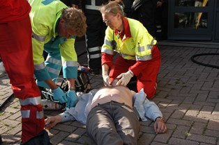 Foto van ambulancepersoneel en het traumateam dat hulp verleent