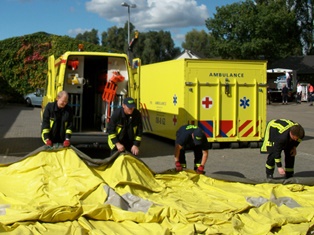 Foto van een gezamenlijke oefening van ambulance en brandweer