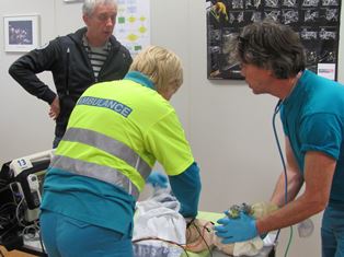 Foto van een training van ambulancepersoneel