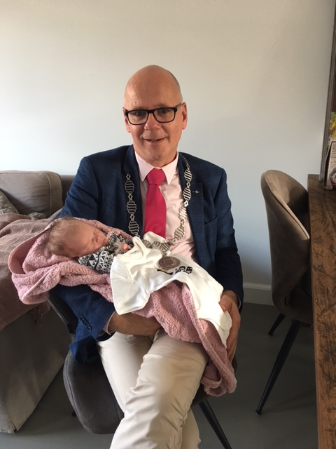 BGM Carol van Eert (Beuningen) met baby Mila Rengers op 18 oktober 2017 .jpg
